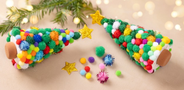 Hjemmelaget julepynt laget av pomponger