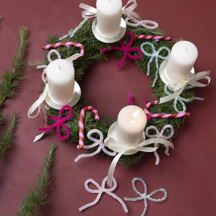 Julekrans med dekorasjoner i fin leire og piperensere 