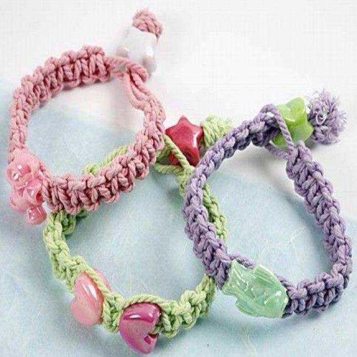 Knyttet pastellarmbånd