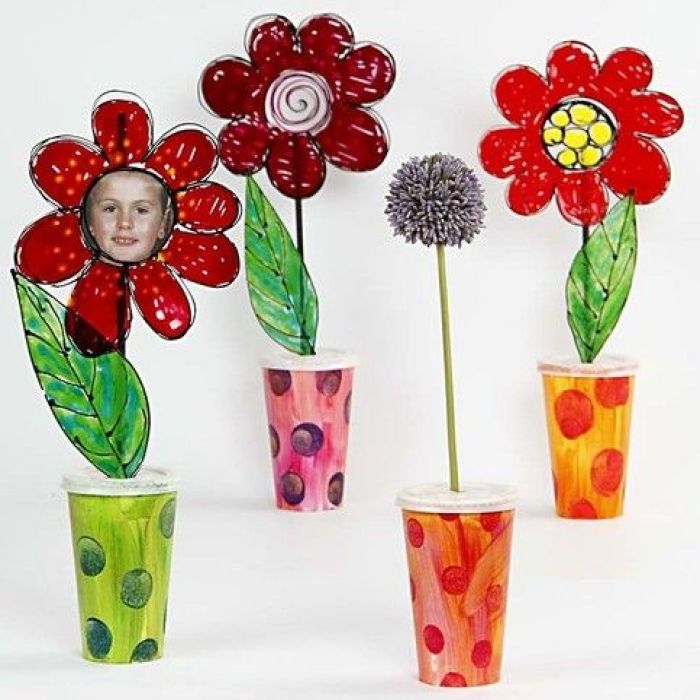 Pappvaser med blomster i vindusmaling