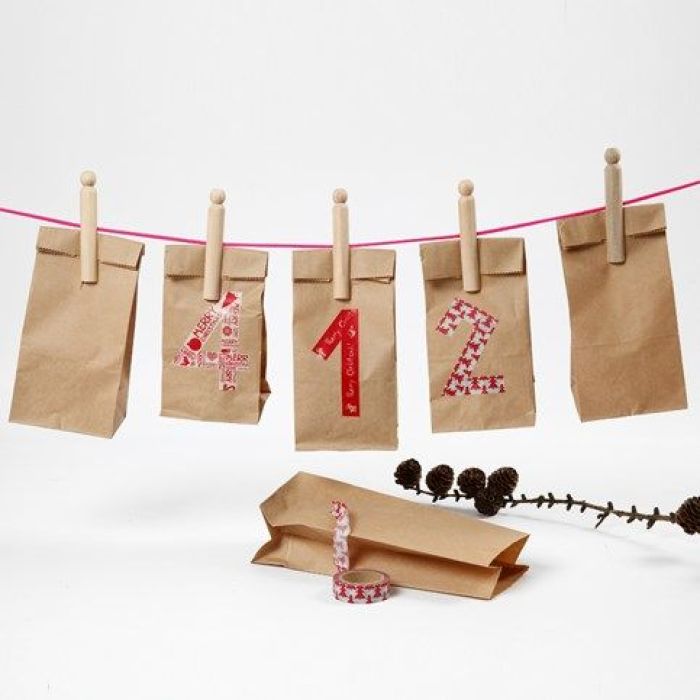 Kalender av papirsposer med nummerering av Mønstertape