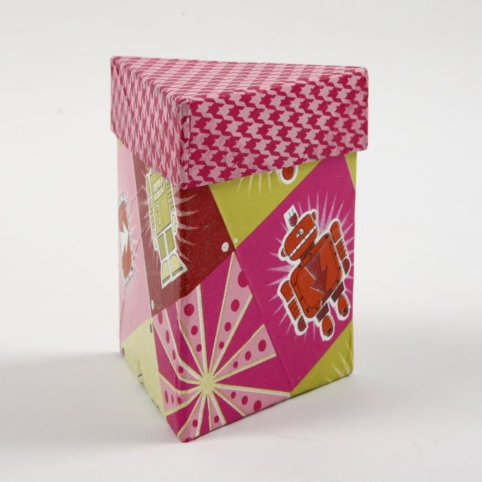 Trekantet eske og lokk med decoupage