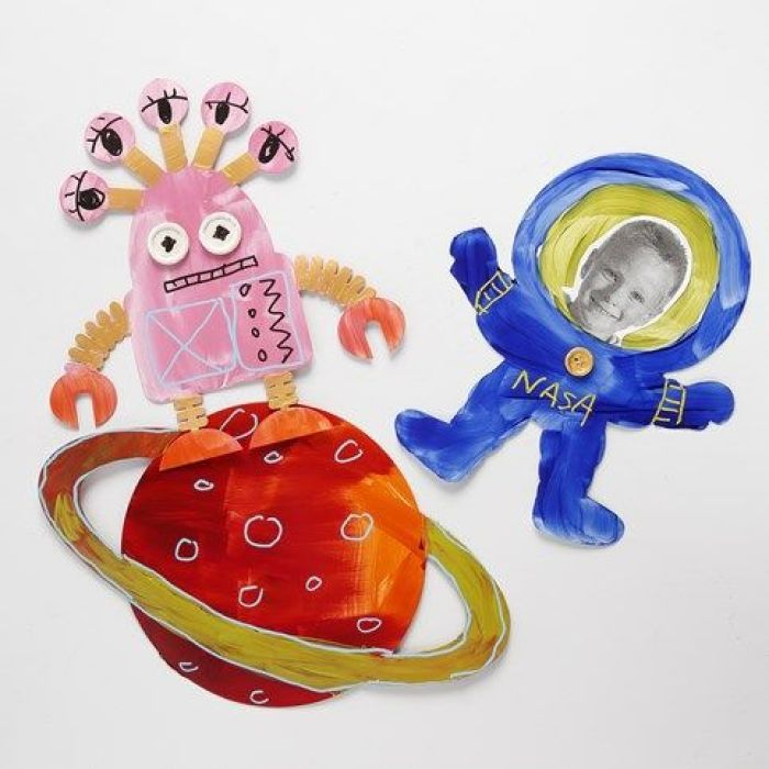 Planet, romvesen og astronaut av utstanset kartong