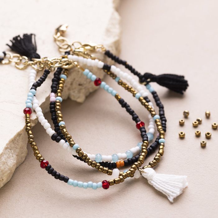 Armbånd av rocaiperler, facettperler og dusker