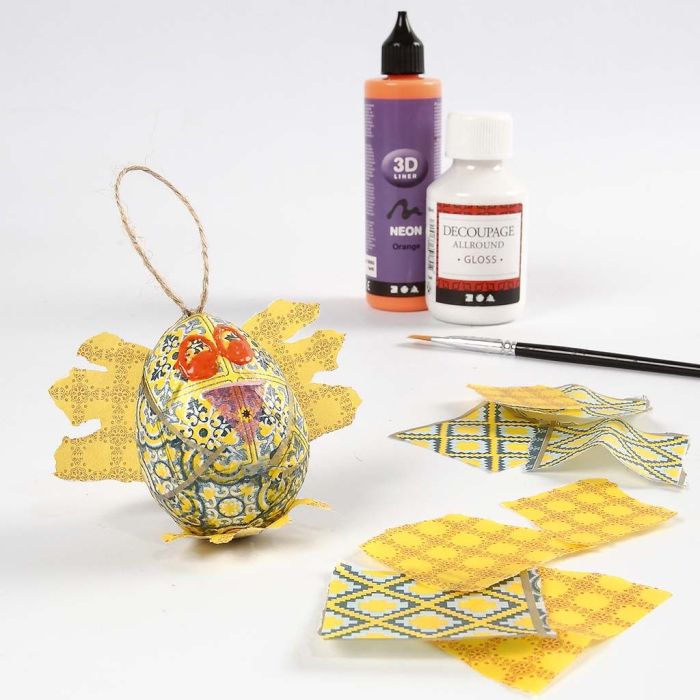 Kylling som oppheng av et egg med decoupage