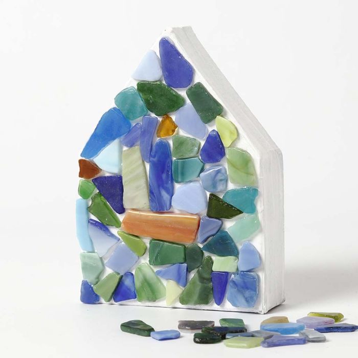 Malt papphus med glassmosaikk