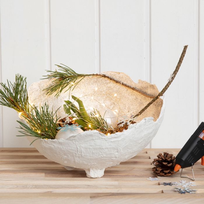 Skål av gipsgaze med glitter pyntet med glasskuler, kjegler m.m.