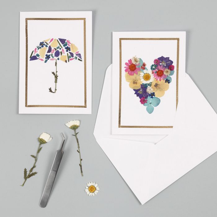 Kort med motiver laget av tørkede blomster og ramme av dekorasjonsfolie