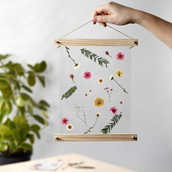 Oppheng med laminerte, tørkede blomster i plakatlister
