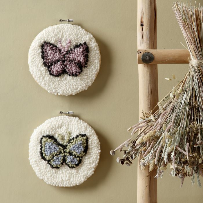 Sommerfugl i broderiramme med punch needle