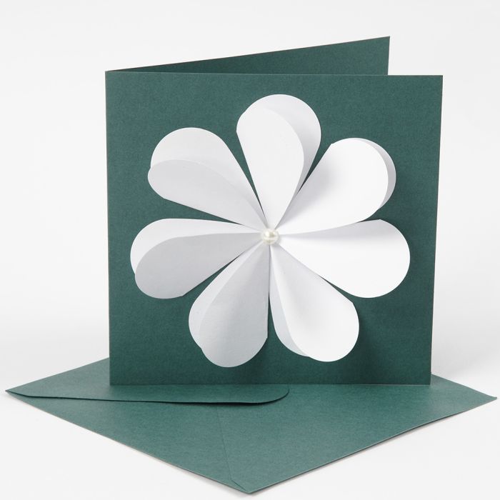 Kort med blomst av utstansede hjerter