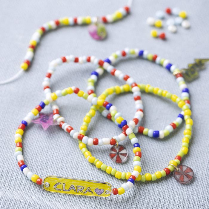 Armbånd med rocaiperler og anheng i krympeplast