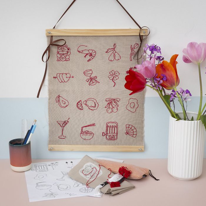 Veggoppheng med broderte motiver