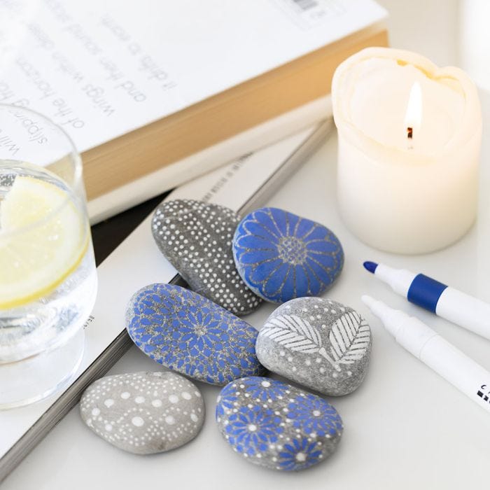 Dekorative steiner med design