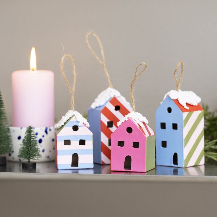 Hus malt med grafiske mønstre