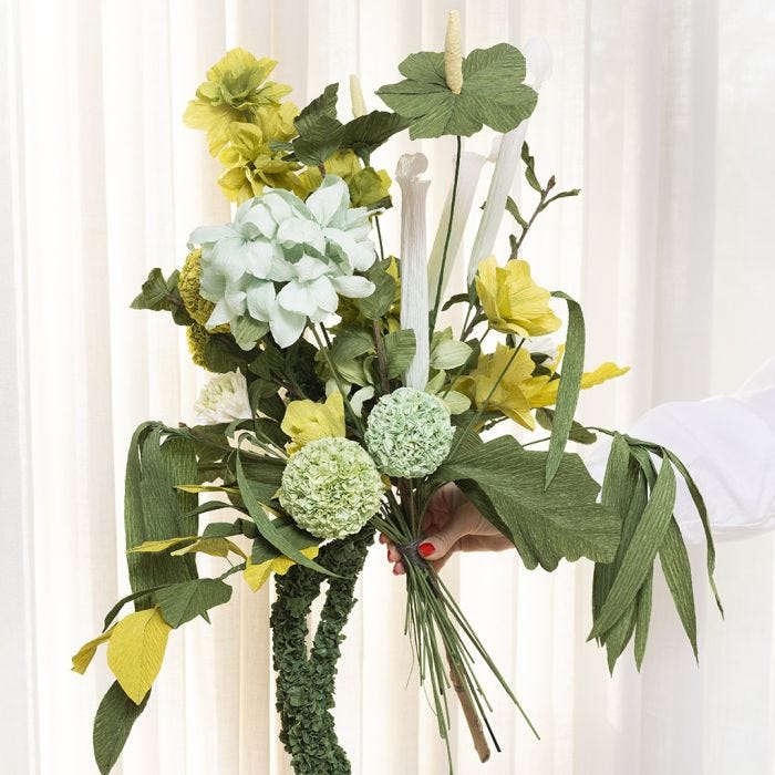 Bukett av kreppapir til en stor vase