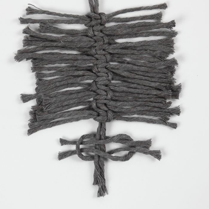 Slik knyter du fjær med flatknute (Feather Square Knot)