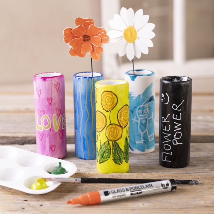 Terrakottavaser med evigvarende blomster