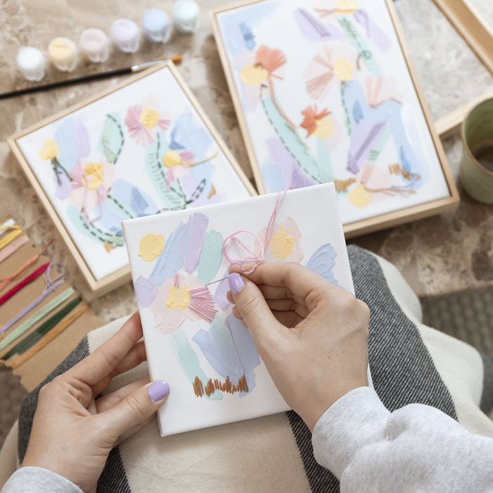 Blandede mediebilder med akryl og broderi