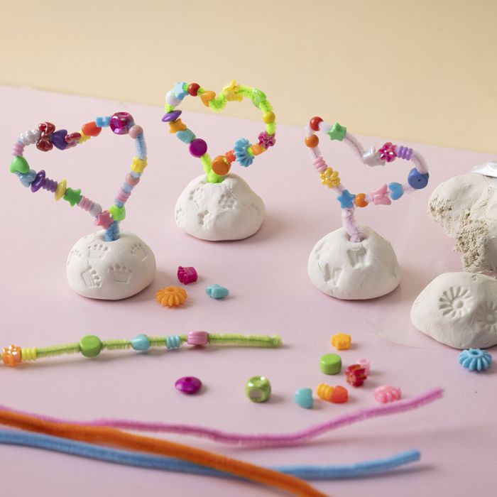 Piperenser og perlehjerte på leirsokkelen