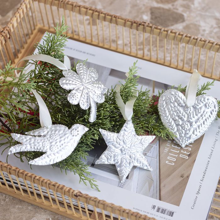 Julepynt med preget metallfolie