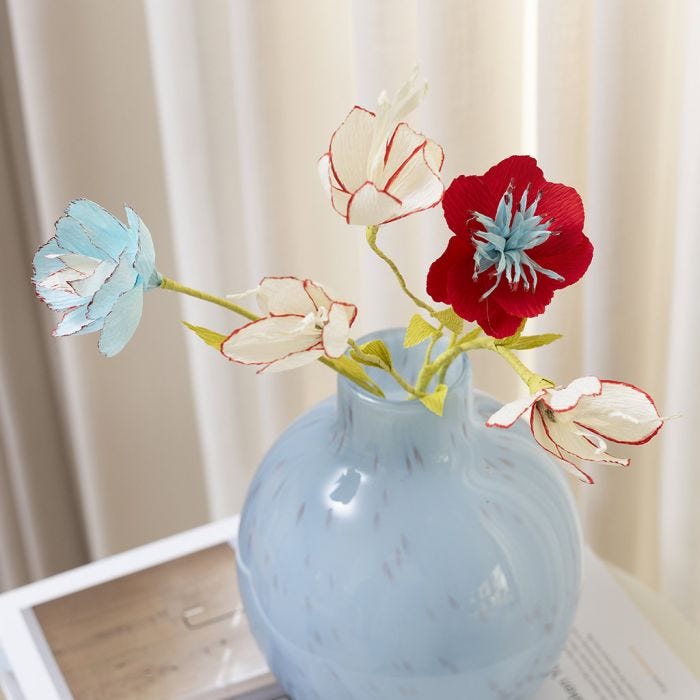 Blomster i kreppapir dekorert med tusjer