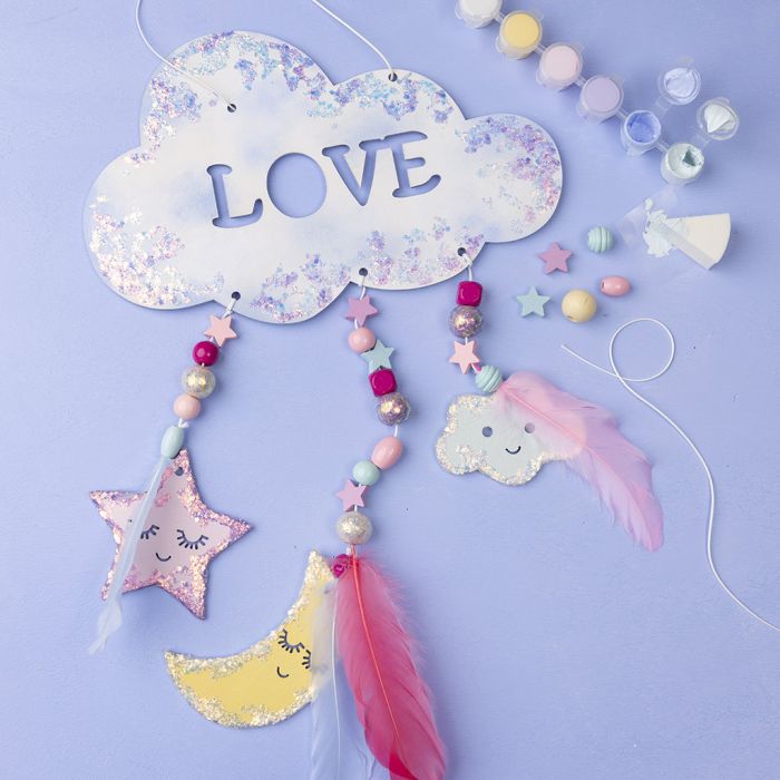 Glitrende uro med skyer, måne og stjerne