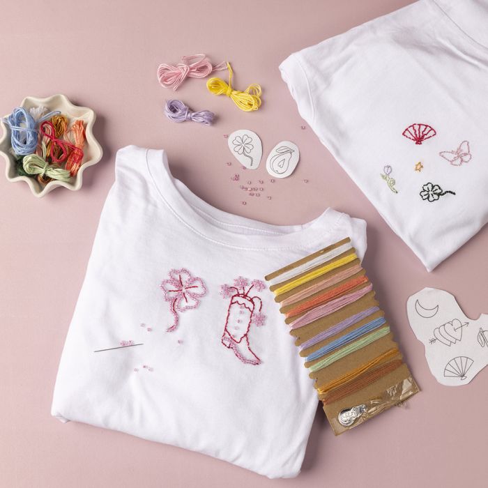 T-skjorte dekorert med broderi og perler