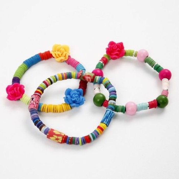 Armbånd med perler av leire og tre