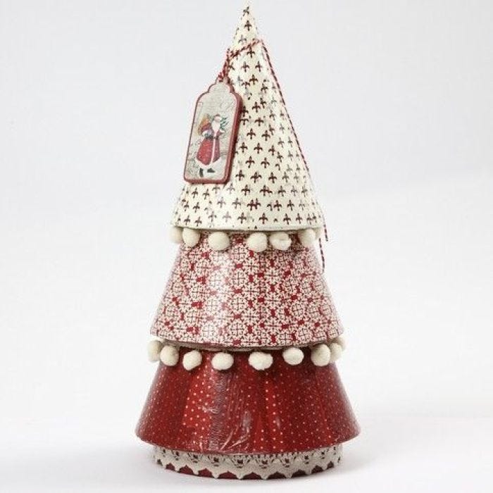 Juletre av pappmaché med decoupage