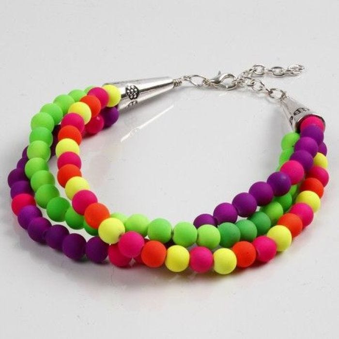 Snurret armbånd med neonperler