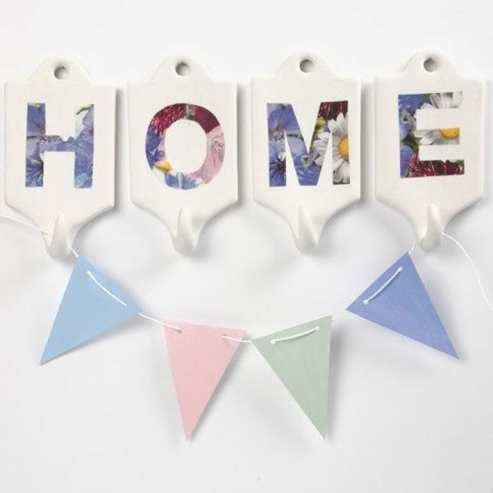 Terrakottaknagger med bokstaver