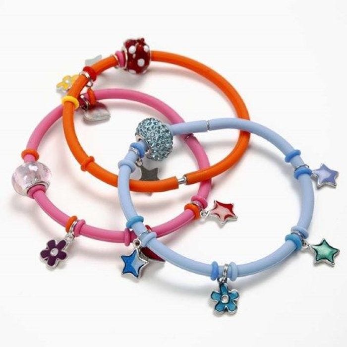 Charms på armbånd av silikon