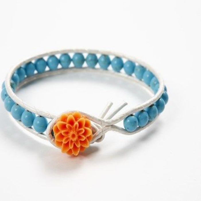 Armbånd av lær med steinperler på fiskesnøre