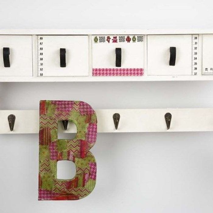 Bokstav av pappmaché med decoupage