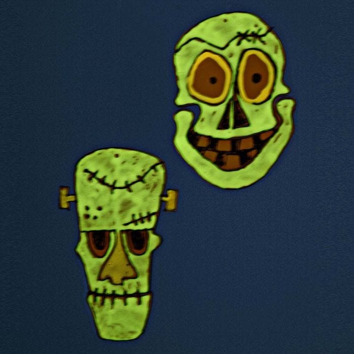 Oppheng av selvlysende masker av hardfolie