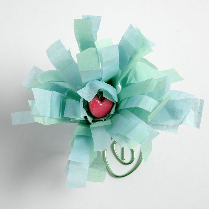 Blomst av silkepapir på fot av farget ståltråd