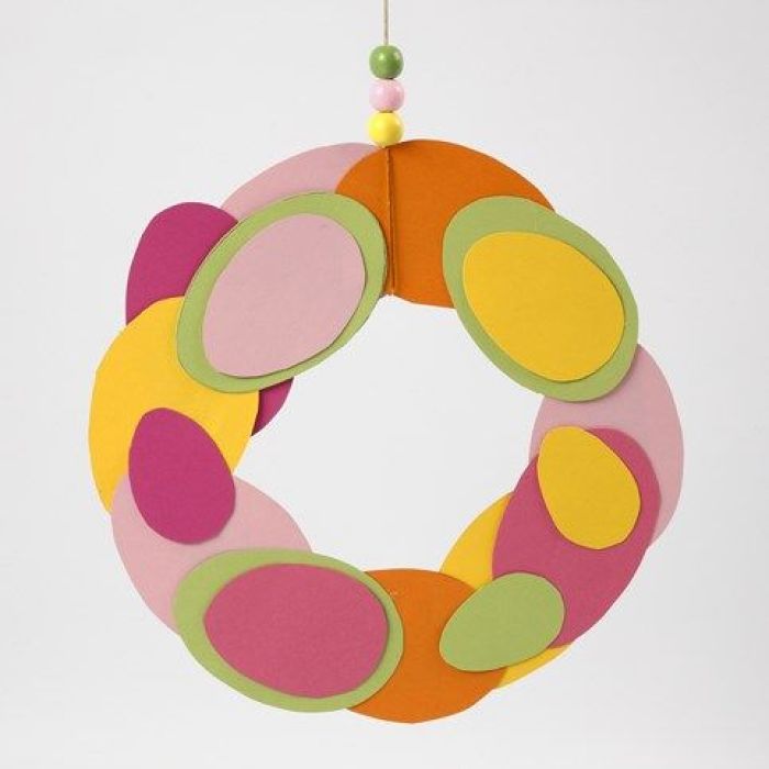 Krans av egg klippet ut av kartong