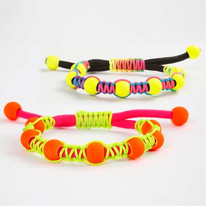 Knyttet armbånd med perler og glidelukking av knyttesnor