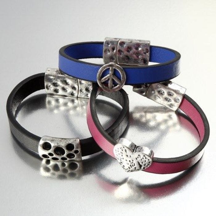 Armbånd av flat lærreim med leddperle og magnetlås