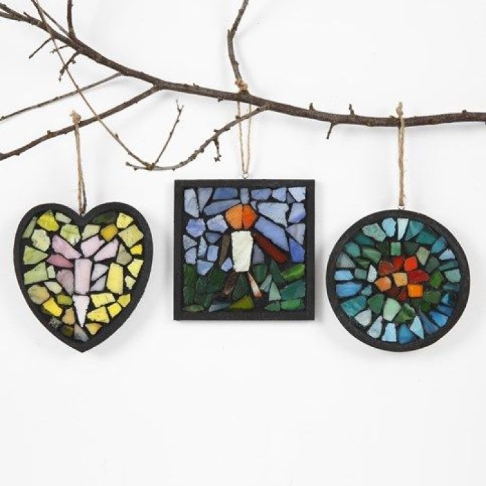 Svartmalt treramme med glassmosaikk i svart filler