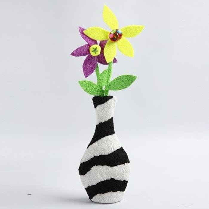 Dekorert vase av pappmache med blomster av Foam Clay