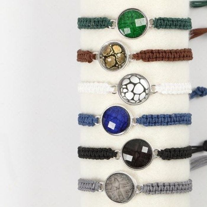 Knyttet armbånd med cabochon i anheng
