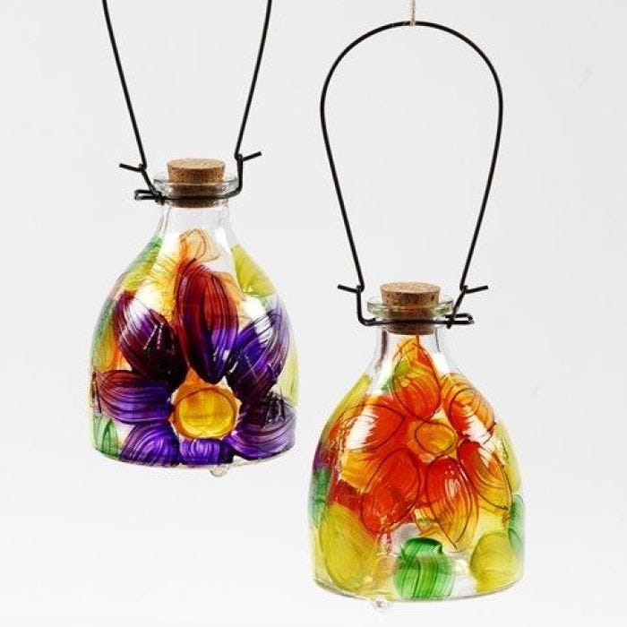 Vepsefanger av glass med malt blomstermotiv