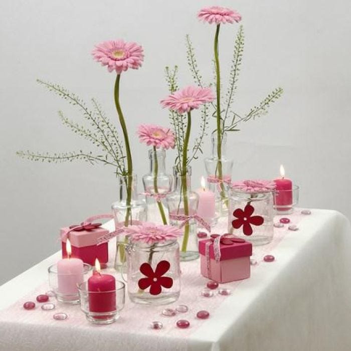 Hvit og rosa borddekking med Happy Moments