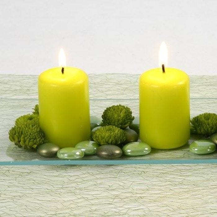 Limefargede kubbelys og dekostein på glassfat