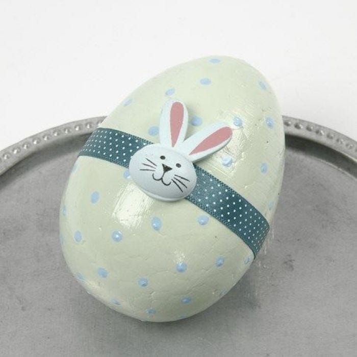 Pastellmalt egg med magebelte og tresticker