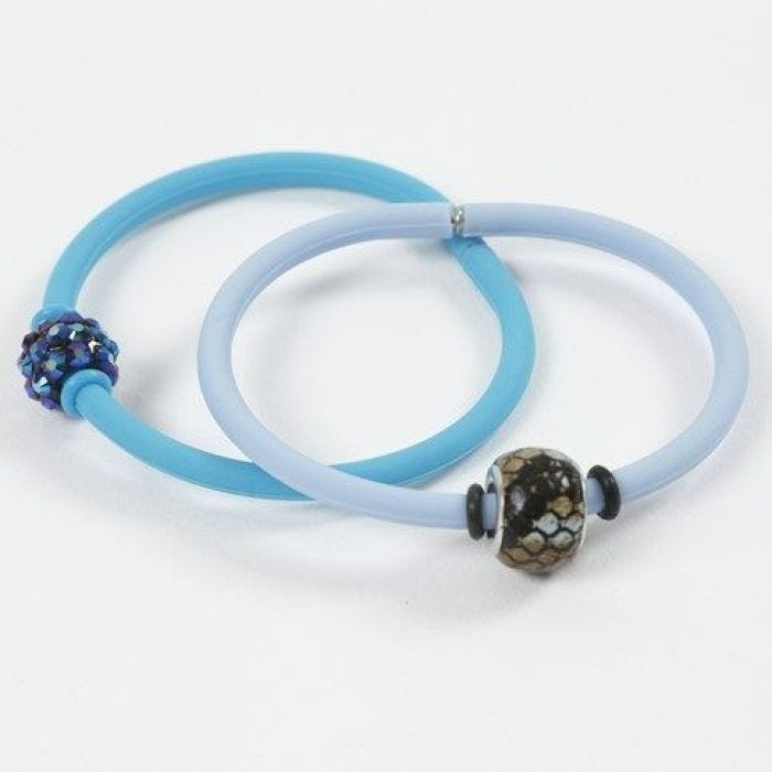 Armbånd av silikon med stoppringer rundt perler