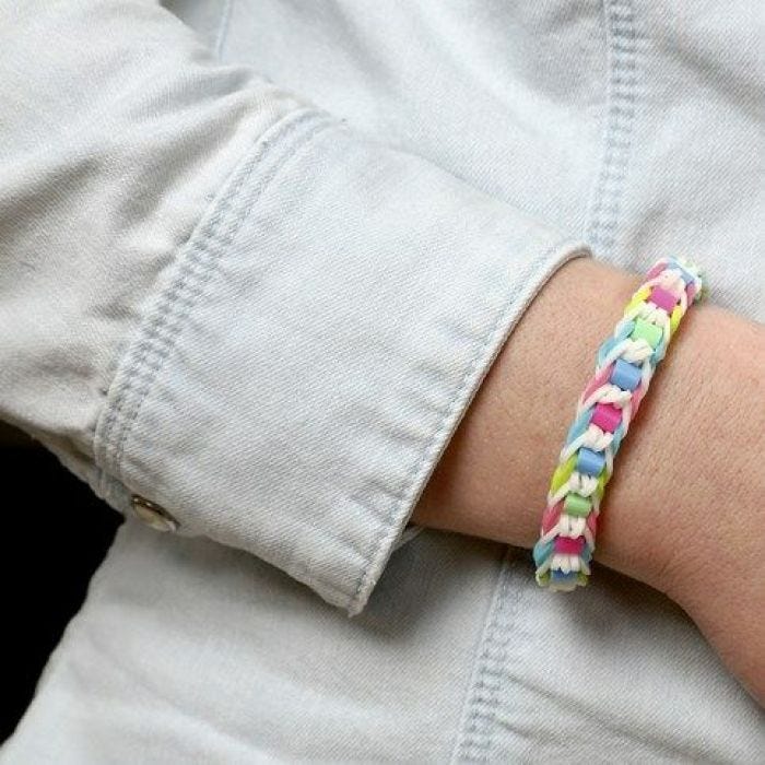 Armbånd av Rainbow Loom og Nabbi rørperler