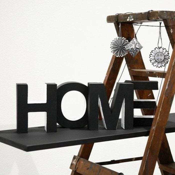 'Home' - malte bokstaver av papp